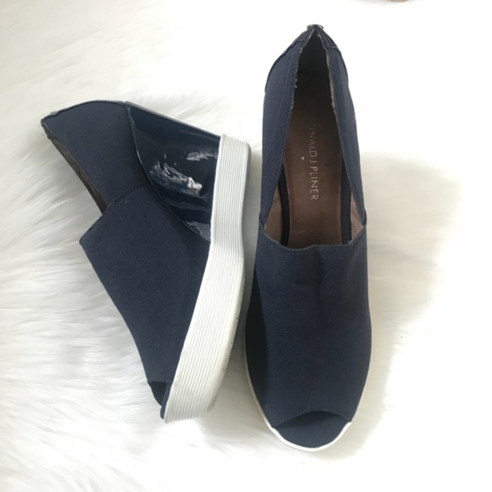 [Donald J. Pliner] Cari Peep Toe Wedge Heels